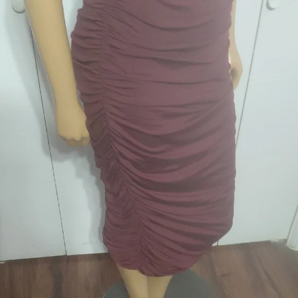 ♻️👗 Burgundy Ruched Dress - Picture 11 of 15